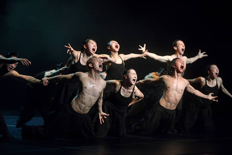 В «Весне священной» артисты выражают ярость и боль безмолвным воплем