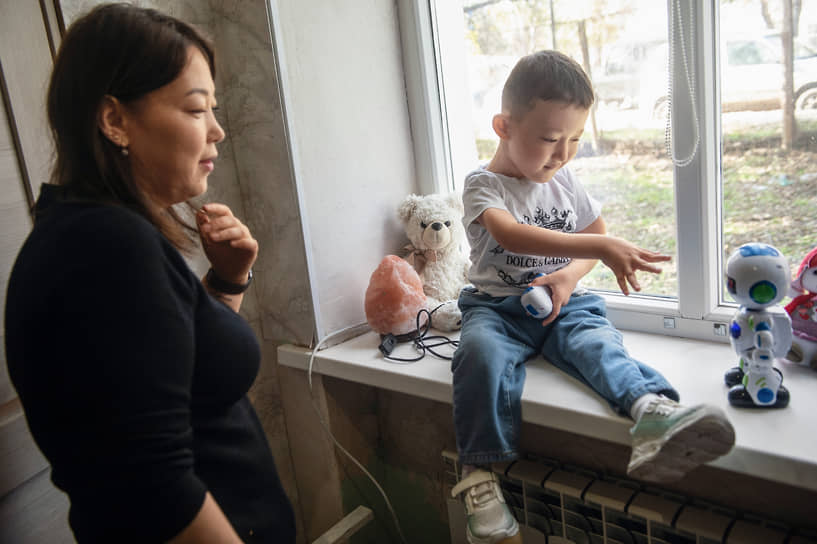 Сейчас левая нога у Аслана длиннее правой на 6 см, и в любой момент она может опять, как год назад, сломаться