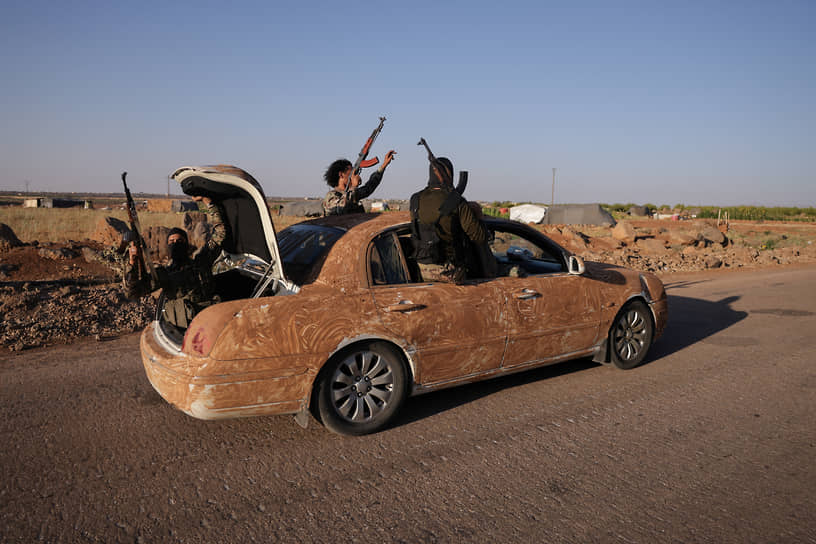 Вооруженные бедуины во время столкновений в провинции Эс-Сувейда (июль 2025 года)