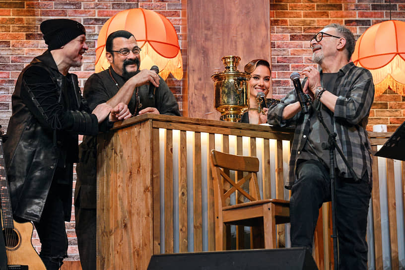 Стивен Сигал (в центре) и гитарист Gorky Park Алексей Белов (слева) зашли к Евгению Маргулису (справа) на чашку чая