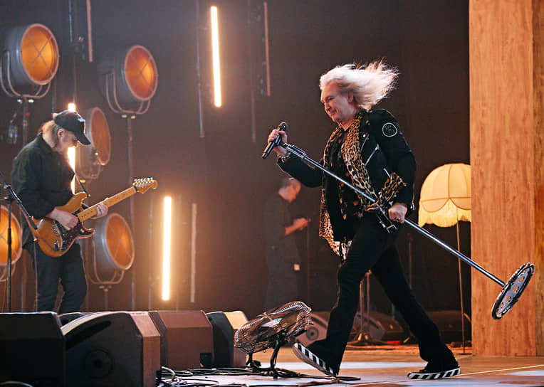 Певец Александр Иванов (справа)