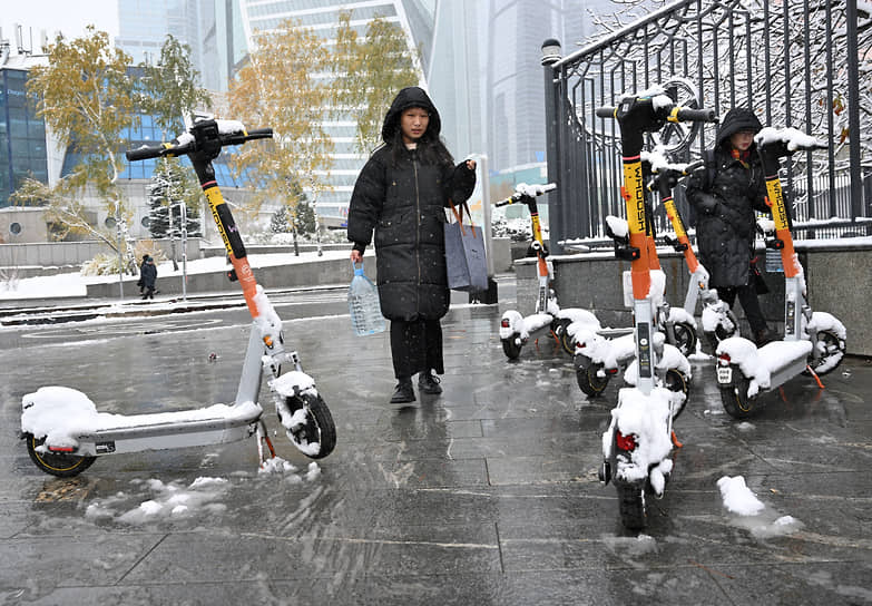 Электросамокаты давно нуждаются в новых правилах, но власти никак не могут договориться и согласовать необходимые поправки