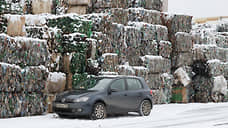 Из бутылок сливают отходы