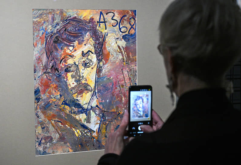 Второй этаж выставки в Музее AZ полностью отдан под автопортреты художника