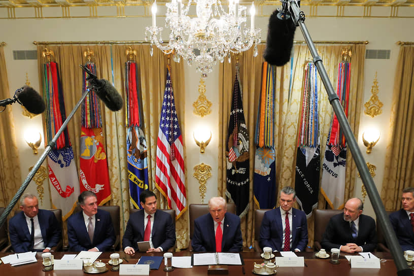 Заседание кабмина США. Слева направо: министр здравоохранения Роберт Кеннеди, министр внутренних дел Дуг Бергам, госсекретарь Марко Рубио, президент Дональд Трамп, глава Пентагона Пит Хегсет и министр торговли Говард Лютник