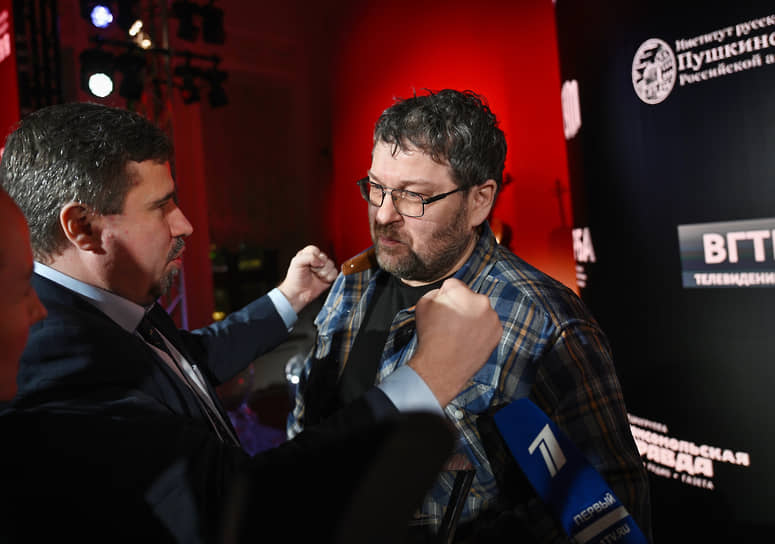 Писатель Эдуард Веркин (справа)