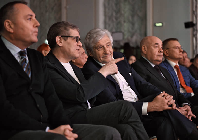 Директор Государственного литературного музея (ГЛМ) Дмитрий Бак (второй слева), директор Департамента государственной поддержки периодической печати и книжной индустрии Министерство цифрового развития, связи и массовых коммуникаций России Владимир Григорьев (в центре) и специальный представитель Президента России по международному культурному сотрудничеству Михаил Швыдкой (второй справа)