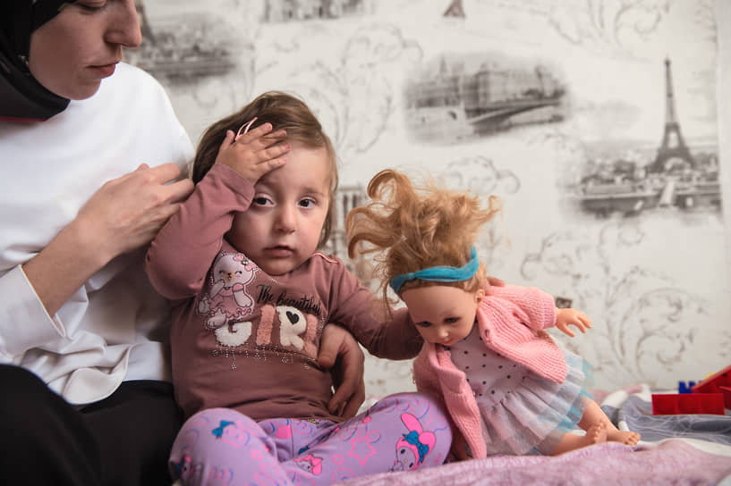 Вопреки уверениям докторов, форма головы у Айши не выправилась, стало только хуже