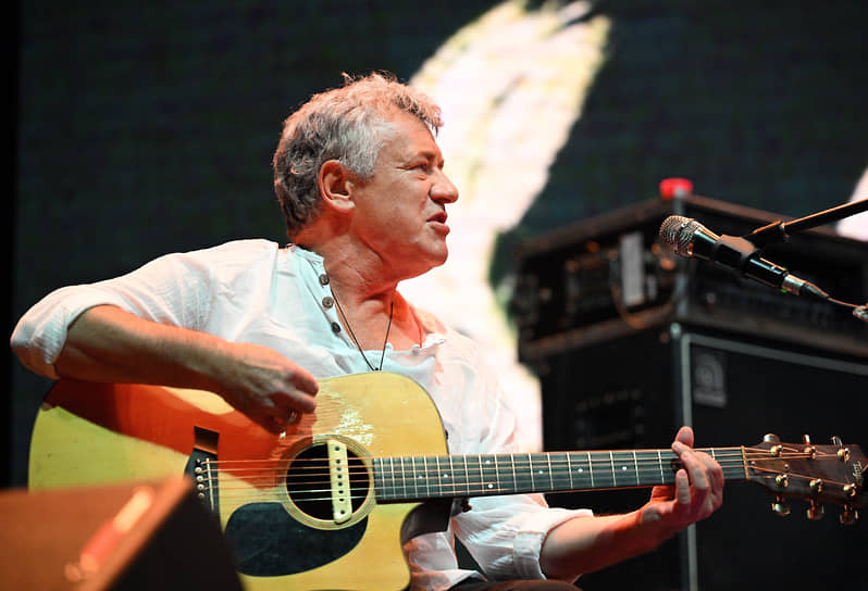 Леонид Федоров предпочел руководить своей командой, сидя с гитарой на краю сцены