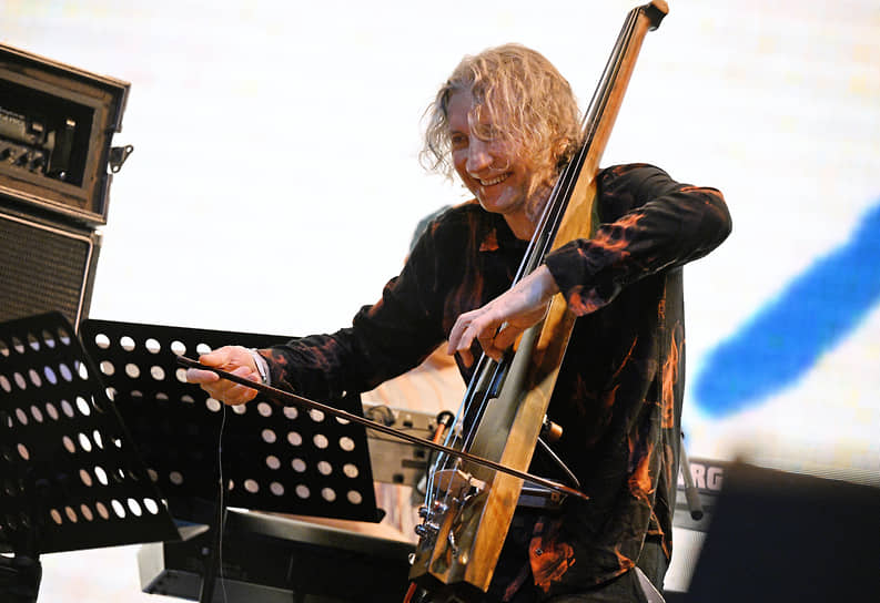 Контрабасист Владимир Волков