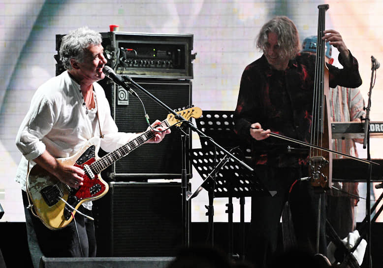 Лидер группы «АукцЫон» Леонид Федоров (слева) и контрабасист Владимир Волков (справа)