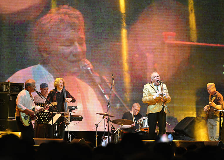 Олег Гаркуша (второй справа) во время презентации