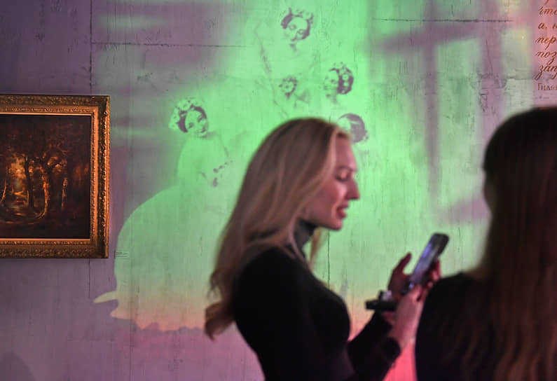 Посетители на выставке «Пьер и сильфиды»