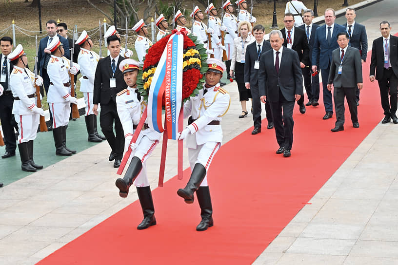 Сергей Шойгу (в центре) на церемонии возложения венка к Мемориалу павшим героям