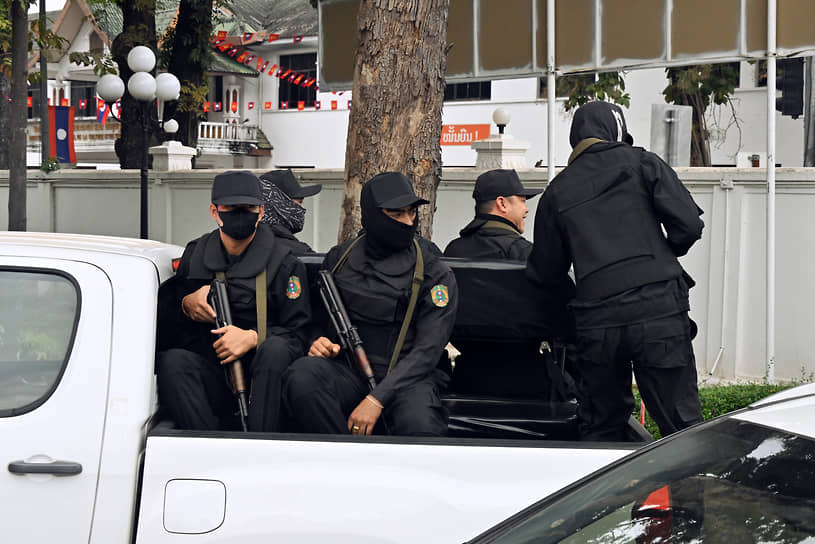 Сотрудники службы безопасности с оружием в кузове автомобиля