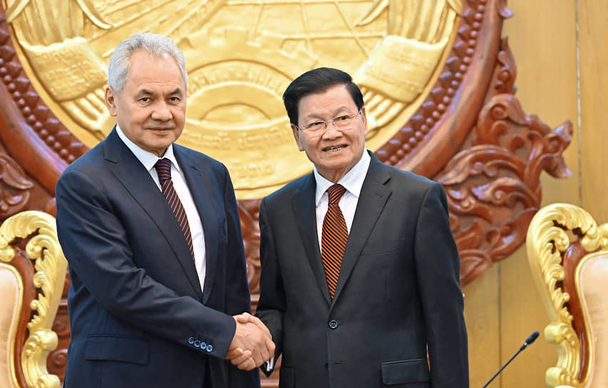 Секретарь Совета безопасности РФ Сергей Шойгу (слева) и президент Лаоса Тхонглун Сисулит