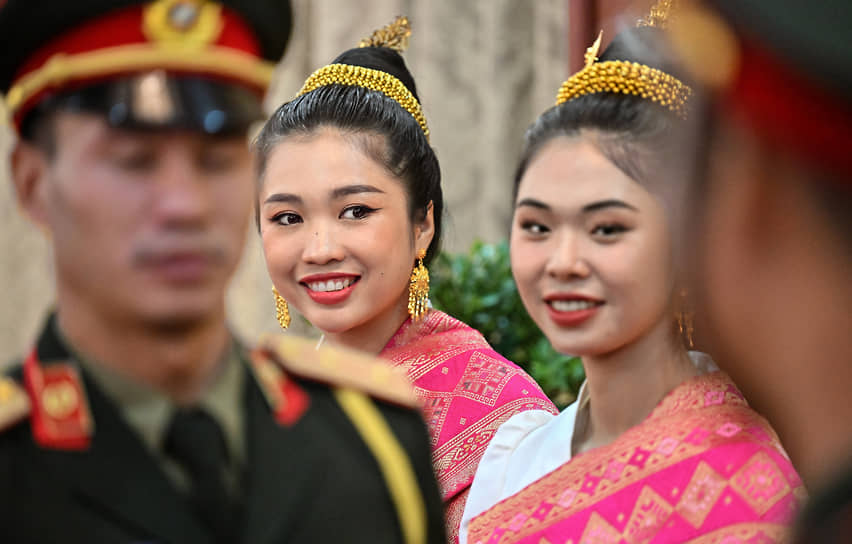 Церемония награждения президента Лаоса Тхонглуни Сисулита орденом Александра Невского