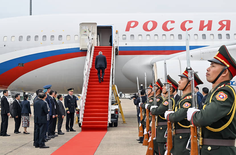 Сергей Шойгу (в центре) в аэропорту Ваттай во Вьентьяне