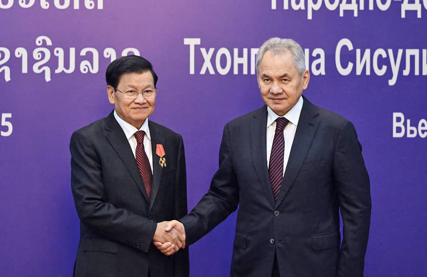 Сергей Шойгу (справа) и Тхонглун Сисулит 