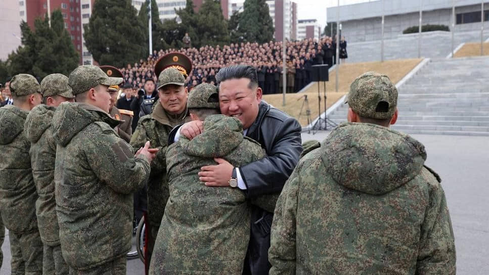 Ким Чен Ын обнимает одного из саперов