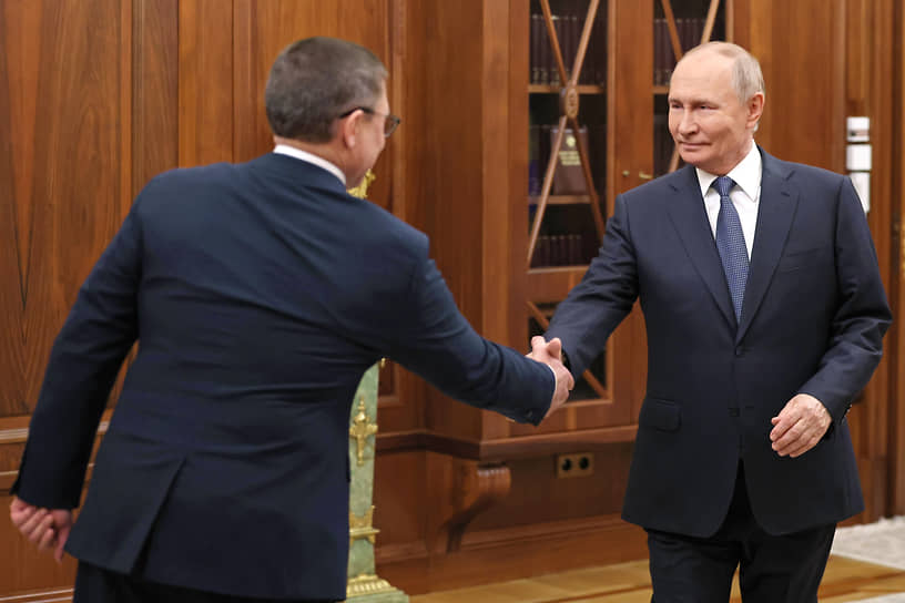 Президент Владимир Путин (справа) и секретарь генсовета «Единой России» Владимир Якушев