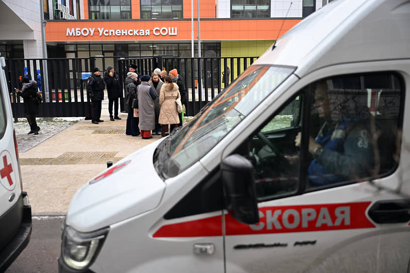 Как только в школьном чате появились сообщения о нападении, к учебному заведению поспешили родители
