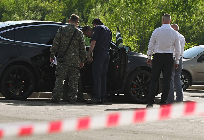 Сотрудники спецслужб на месте происшествия