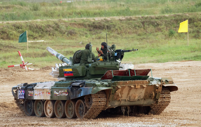 Танк Т-72Б3 экипажа из Венесуэлы на Армейских международных играх на полигоне Алабино в парке «Патриот», 23 августа 2021 года