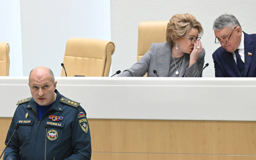 Александр Куренков (слева) доложил Валентине Матвиенко, Юрию Воробьеву и другим сенаторам, как МЧС выполняет свои задачи в мирных и боевых условиях