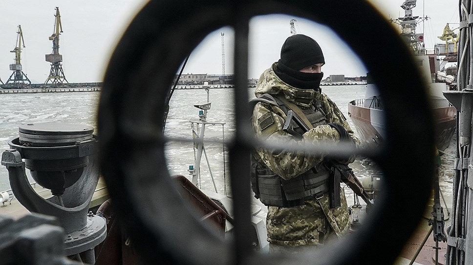 После ноябрьских событий в Керченском проливе военные присутствуют на всех судах, заходящих в Мариуполь — главный украинский порт на Азовском море
