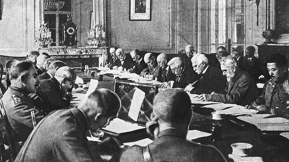 Представители правительств разрабатывают официальные документы Версальского договора