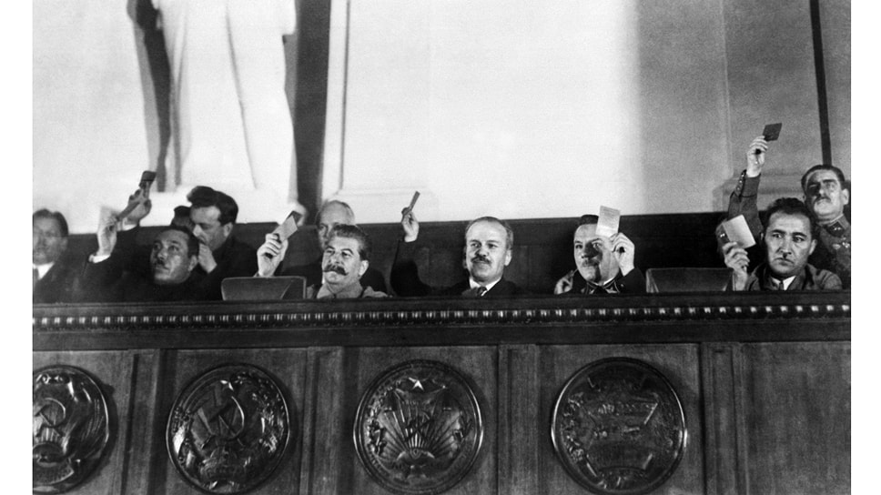 1936 год. Сталин, Молотов и Ворошилов голосуют за новую «сталинскую» Конституцию