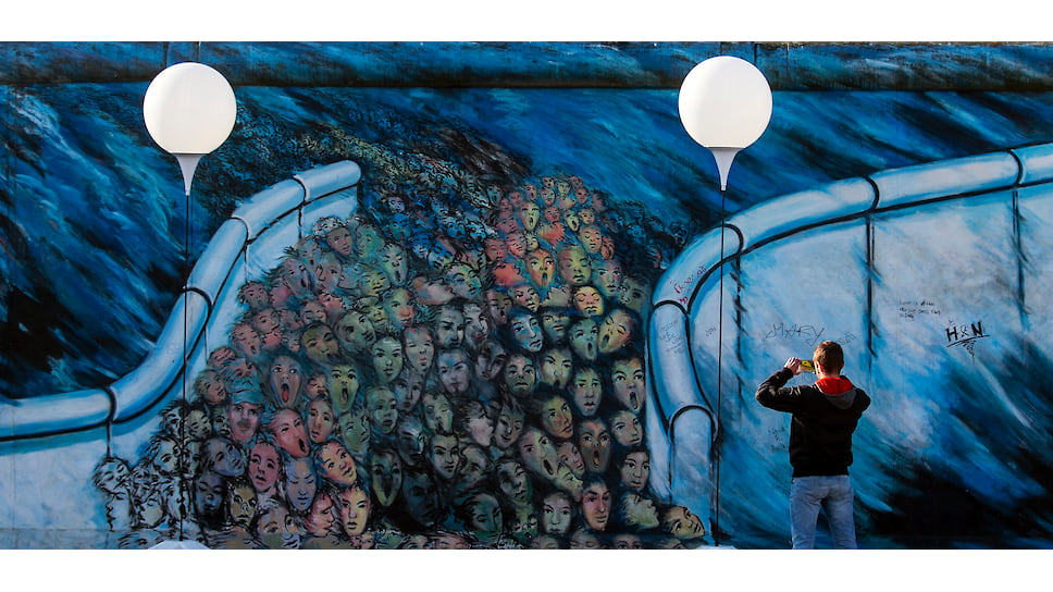К 25-летию падения стены ее неснесенную часть украсили картинами и 8 тыс. светящихся шаров