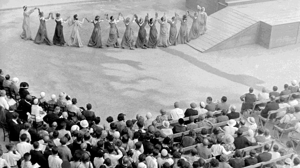 Зальцбургский фестиваль, 1930 год. Публика наблюдает за хороводом в одном из спектаклей