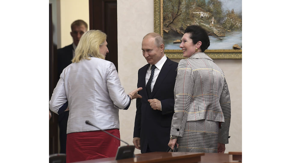 Президент России Владимир Путин (в центре) и министр иностранных дел Австрии Карин Кнайсль (слева)