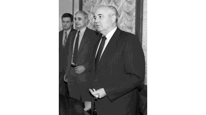 «Падение стены Горбачев встретил с облегчением»