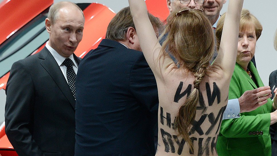 Президент России Владимир Путин (слева), кажется, был бы рад, если бы охрана не столь тщательно защищала его от активисток FEMEN