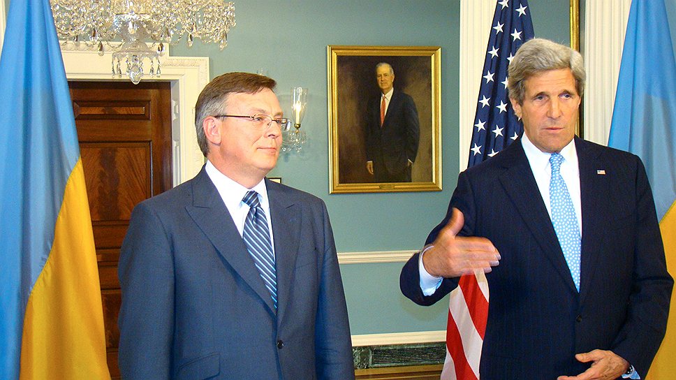Госсекретарь Джон Керри уверен, что между США и Украиной (слева глава МИДа Леонид Кожара) остаются определенные преграды