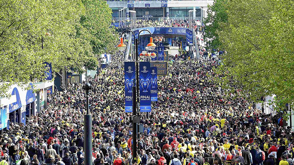 Болельщики направляются к стадиону Wembley