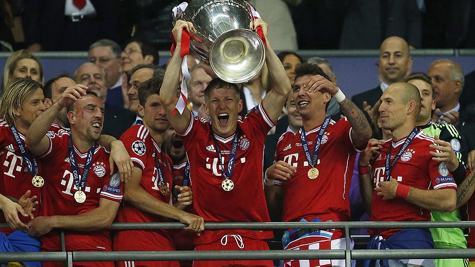 Игроки Bayern празднуют победу в финале Лиги чемпионов 