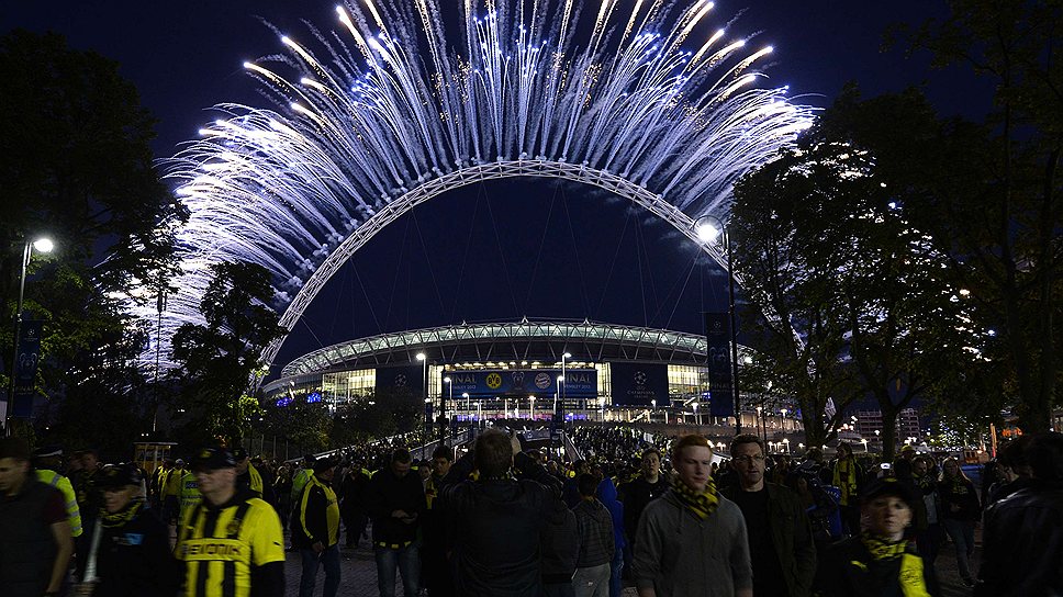 Праздничный фейерверк над стадионом Wembley в Лондоне