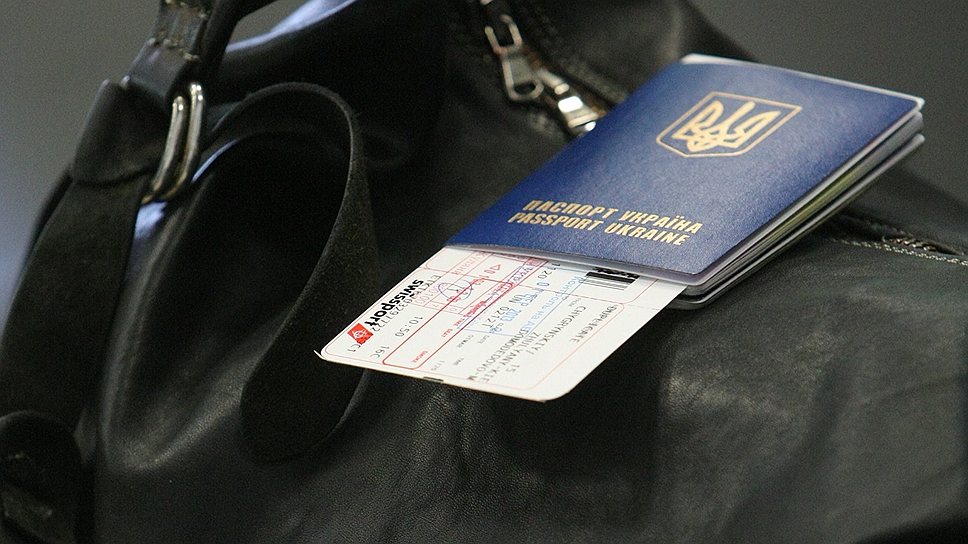 Неопределенность в выборе компании, которая будет заниматься изготовлением паспортов, может помешать планам желающих выехать за границу