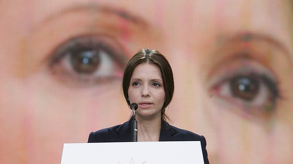 Евгения Тимошенко (на первом плане) утверждает, что у Юлии Тимошенко большие проблемы со здоровьем