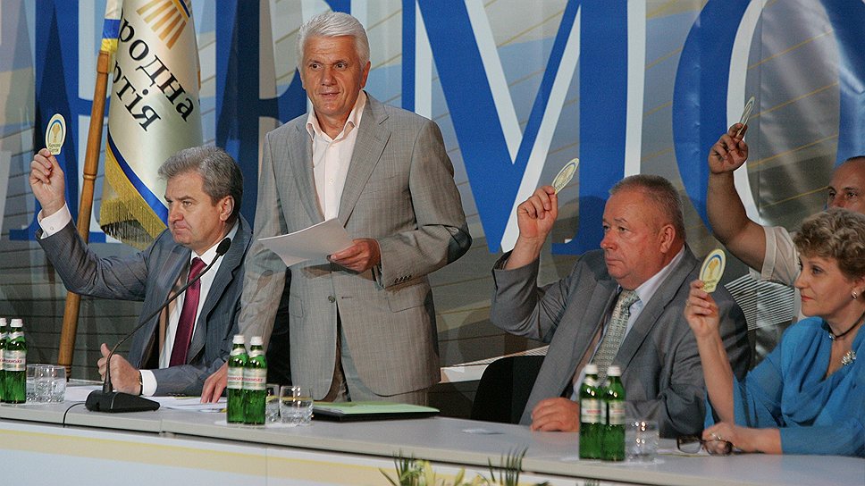 Владимир Литвин (в центре) решил проверить своих соратников на верность Народной партии 
