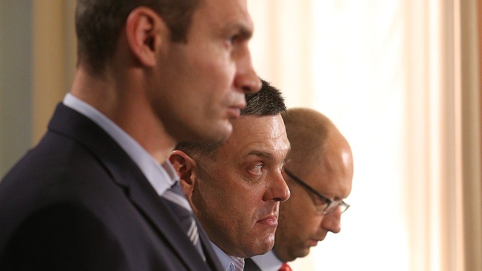 Арсений Яценюк и Олег Тягныбок (справа налево) не ожидали, что рассмотрение изменений в Конституцию затянется на неопределенное время