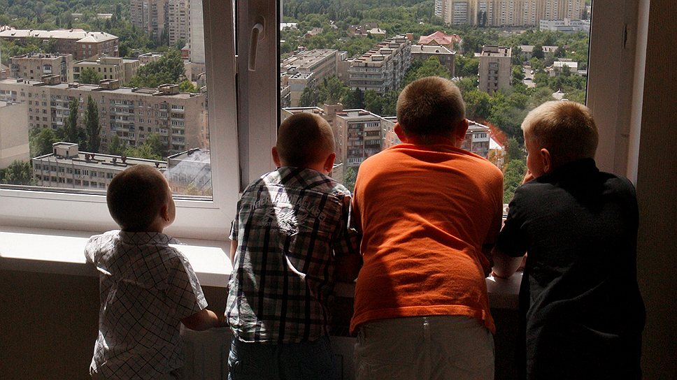 Власти считают, что перед украинскими сиротами открываются широкие перспективы попасть в семьи 