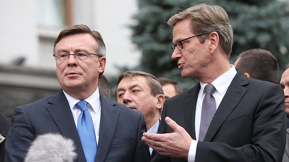 Министр иностранных дел Германии Гидо Вестервелле ждет от Украины (слева — глава МИД Леонид Кожара) реальных шагов по освобождению Юлии Тимошенко 
