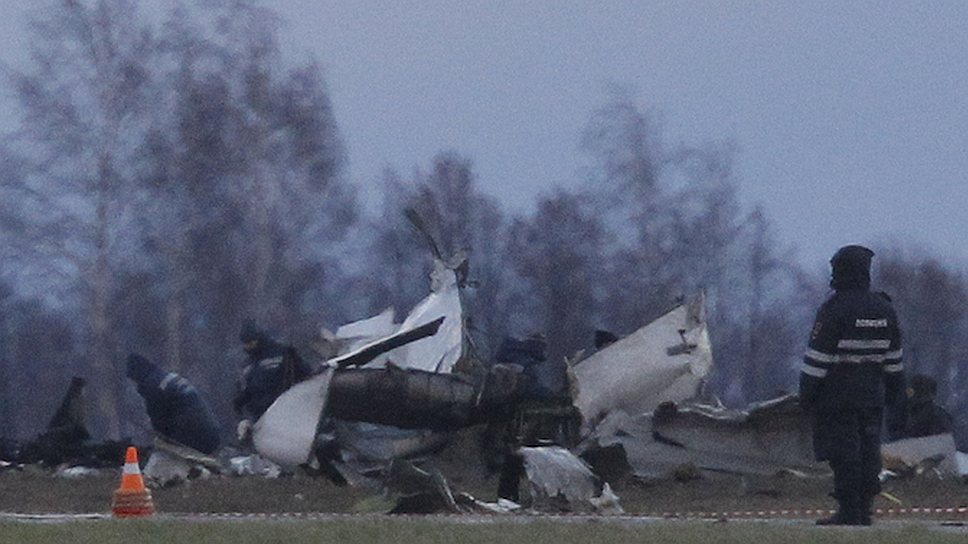 В аэропорту Казани при заходе на посадку разбился пассажирский Boeing 737-500, следовавший рейсом из Москвы. Все 50 человек, находившиеся на борту, погибли 