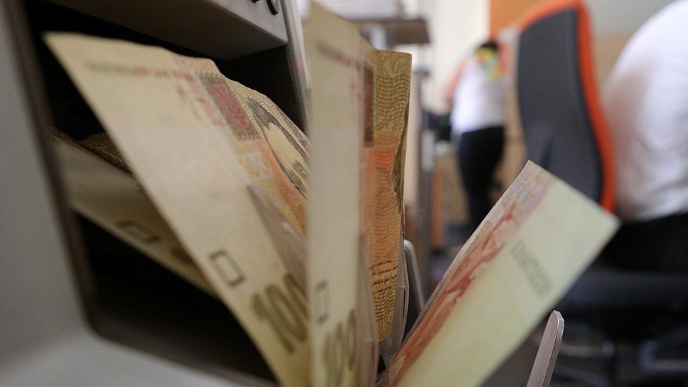 В пересчете на гривну наличный доллар в Украине пока еще не сильно подорожал