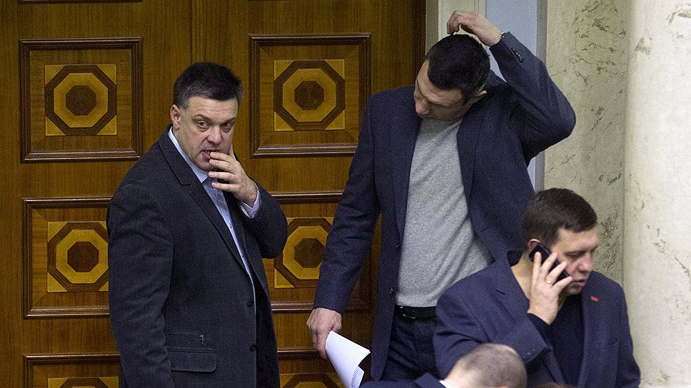 Реакции лидеров оппозиции (слева Олег Тягныбок, в центре Виталий Кличко) на предложение принять бюджет оказались несогласованными